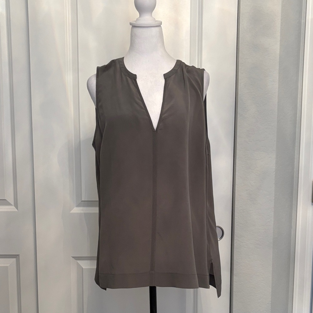 Banana Republic V-Neck Sleeveless Blouse in Taupe Gray. 100% SILK
